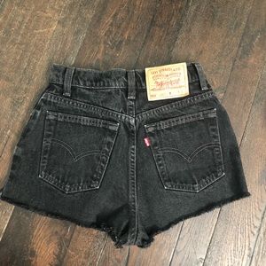 Black high waisted Levi’s mom shorts